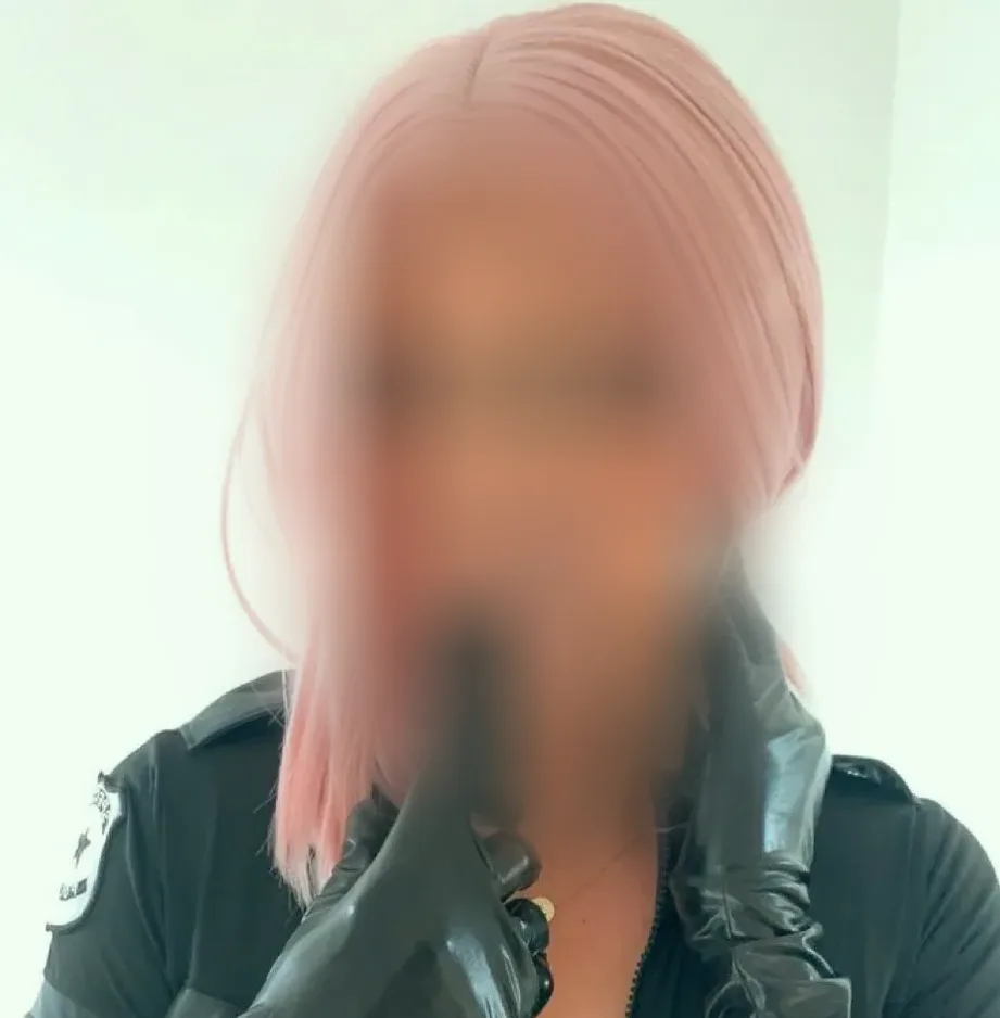 Eva, 35